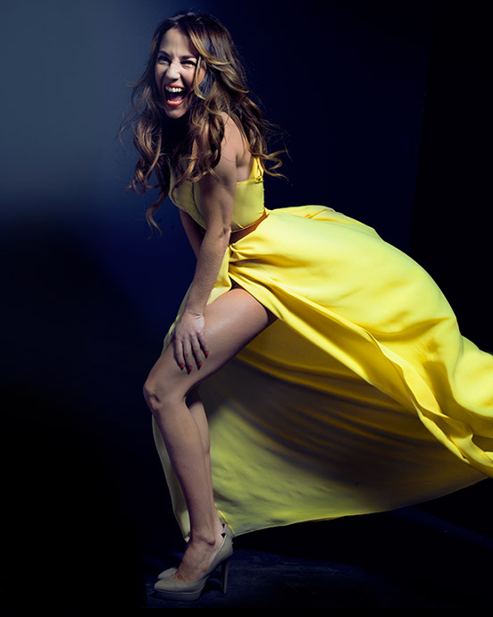 Ruth Jiménez con vestido amarillo